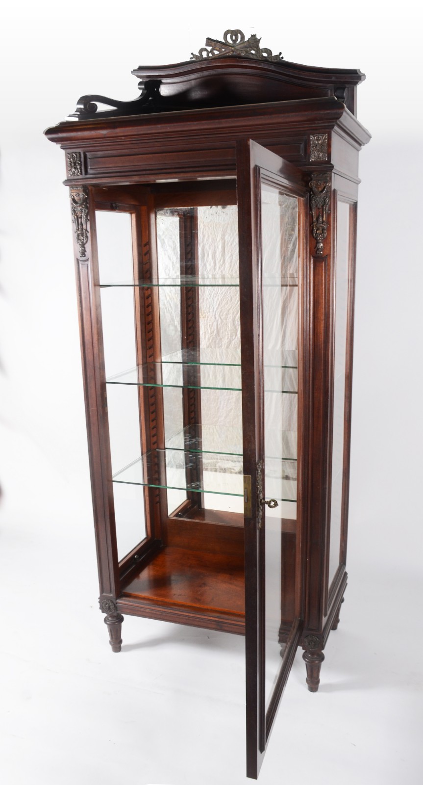 Vitrine de madeira nobre, porta vidro bisotado, fundo espelhado com 3... - foto 2 de 5