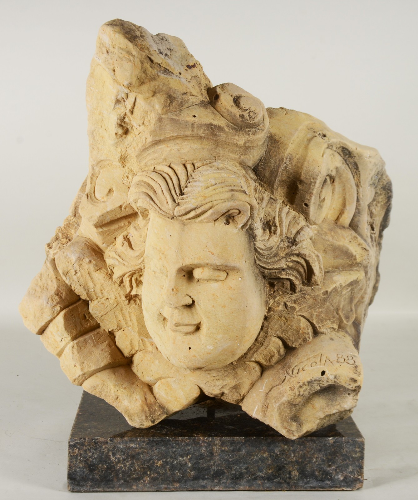 Escultura de pedra representando anjo barroco, base de mármore... - foto 1 de 11