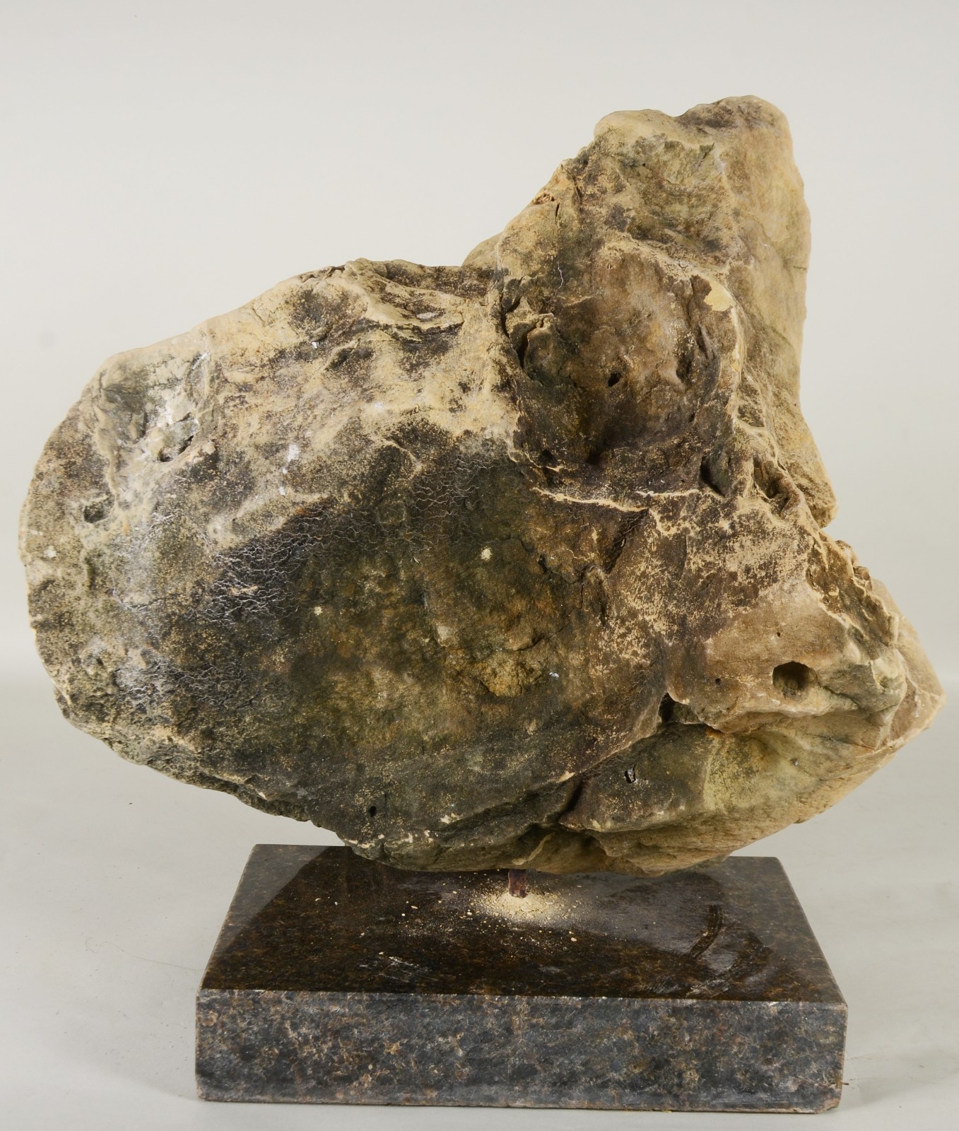 Escultura de pedra representando anjo barroco, base de mármore... - foto 7 de 11