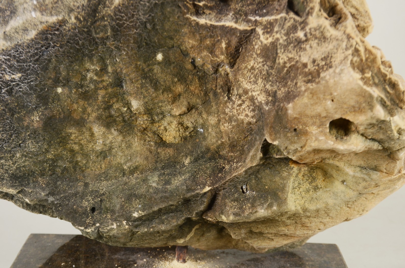 Escultura de pedra representando anjo barroco, base de mármore... - foto 9 de 11