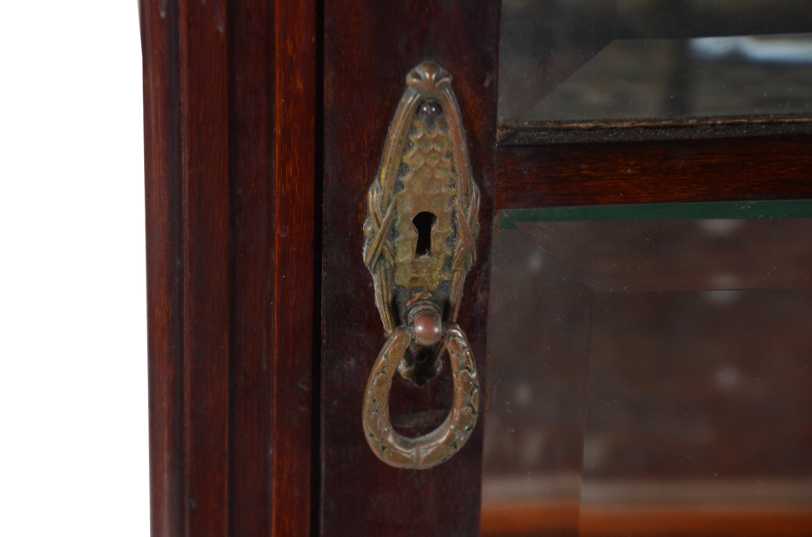 Vitrine de madeira nobre, fundo espelhado, porta com vidro bisotado... - foto 4 de 6