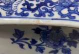 Bidê de porcelana oriental azul e branco, base ... - Bidê de porcelana oriental azul e branco, base de madeira entalhada (mínimos bicados na borda ebase de madeira colada).