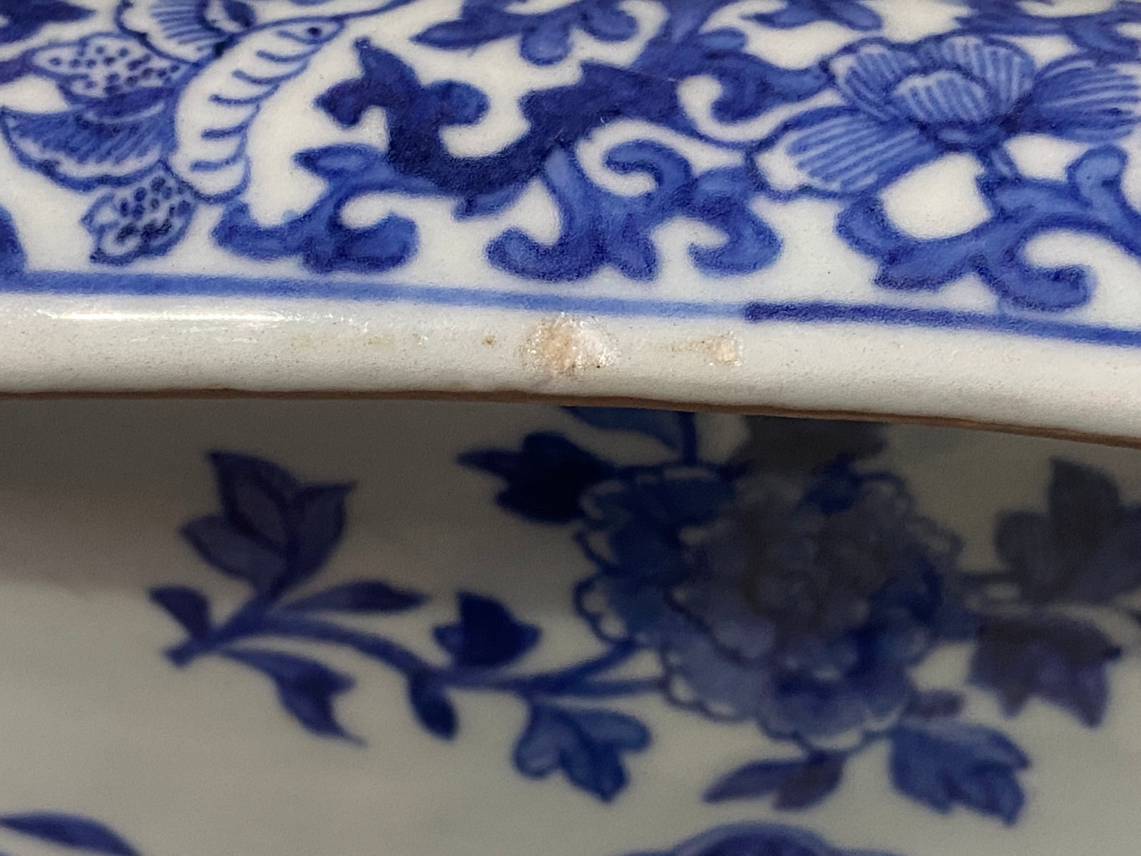 Bidê de porcelana oriental azul e branco, base de madeira entalhada... - foto 9 de 10
