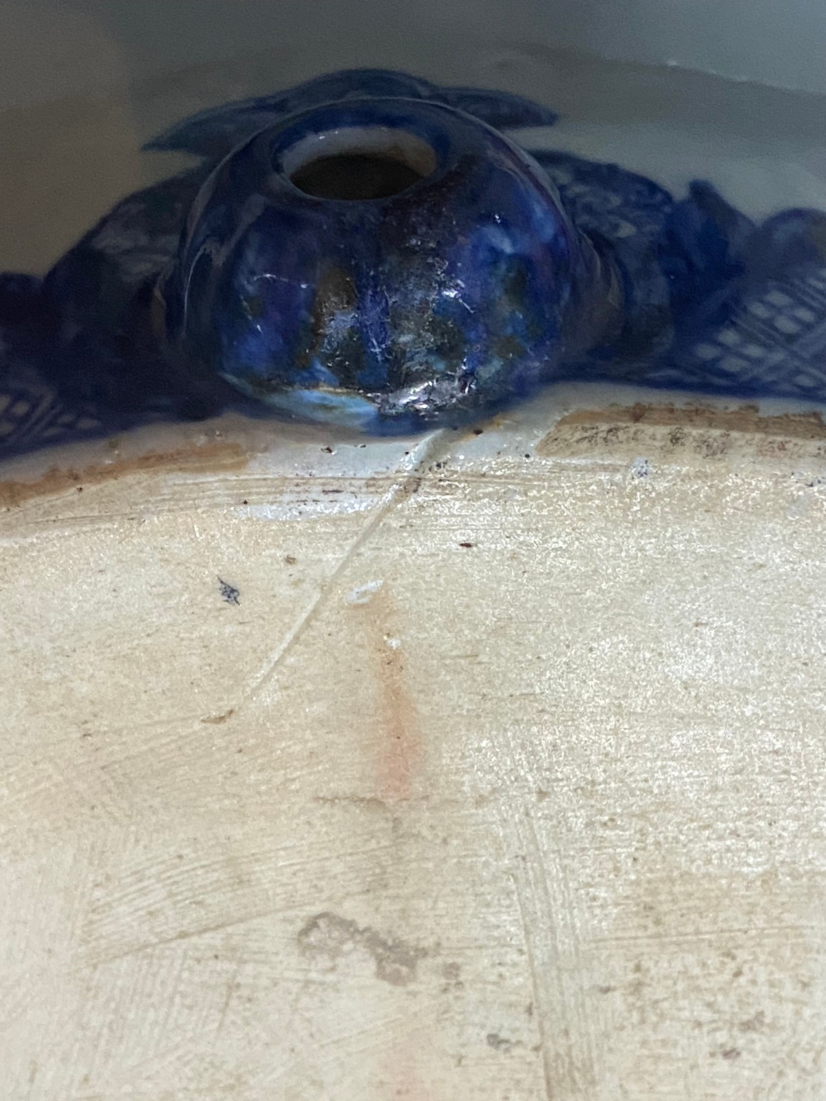 Bidê de porcelana oriental azul e branco, base de madeira entalhada... - foto 10 de 10