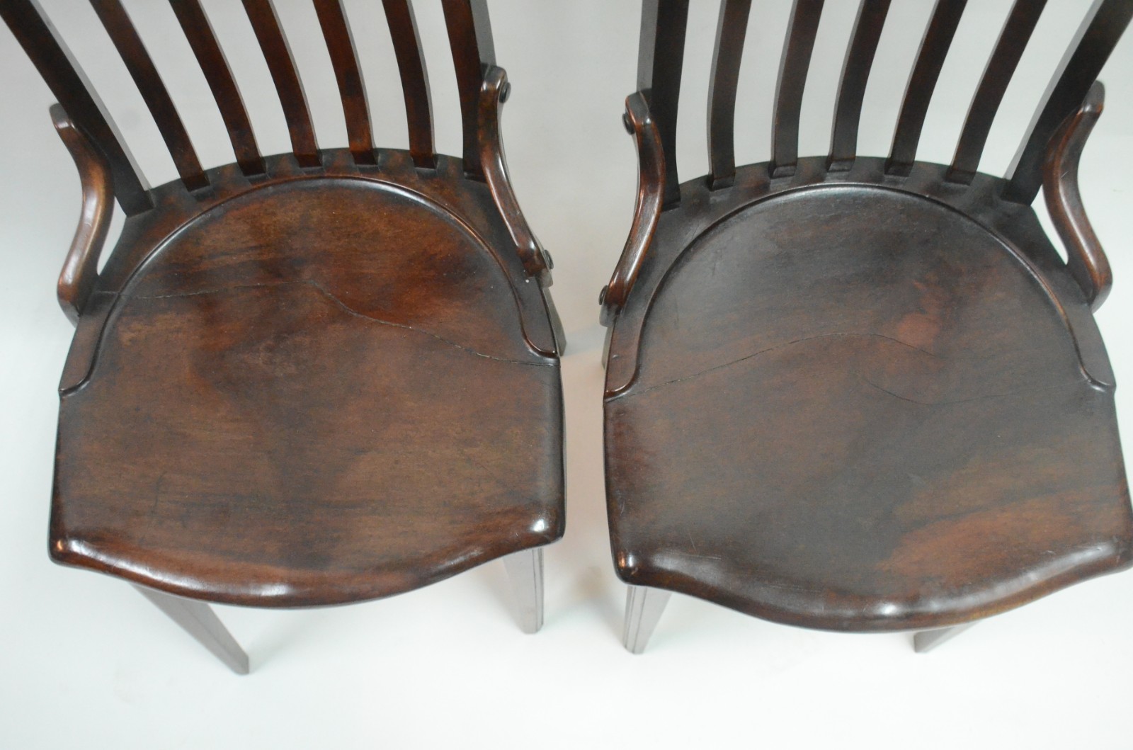 Mesa de jantar de madeira nobre, feitio oval (1,26 x 1,10 m.) com 2... - foto 10 de 11