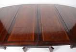 Mesa de jantar de madeira nobre, feitio oval (1... - Mesa de jantar de madeira nobre, feitio oval (1,26 x 1,10 m.) com 2 tabuas extensoras, medindo cada uma 39 cm x 110 cm., base em feitio quadrang...
