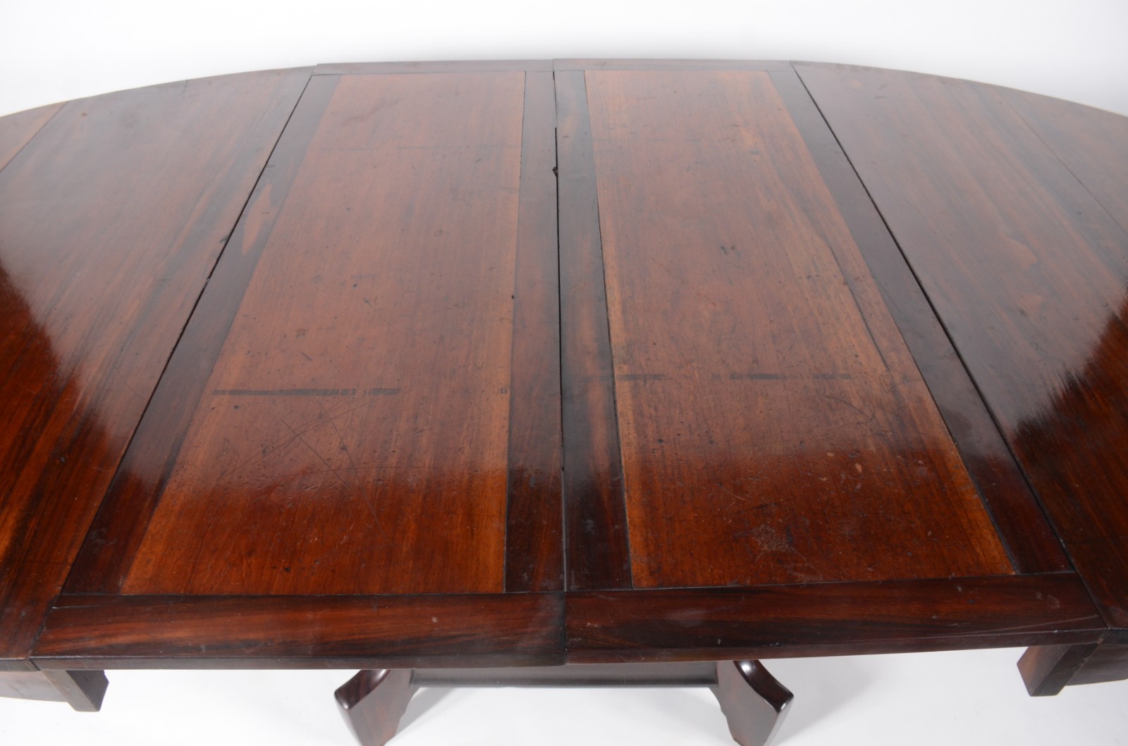 Mesa de jantar de madeira nobre, feitio oval (1,26 x 1,10 m.) com 2... - foto 11 de 11