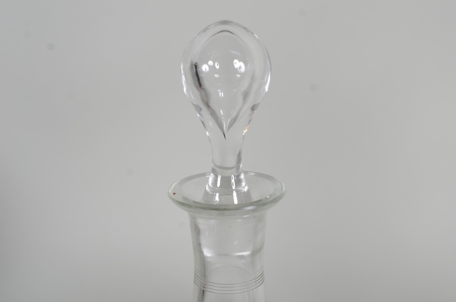 Três garrafas de cristal em diversos modelos. - foto 3 de 8