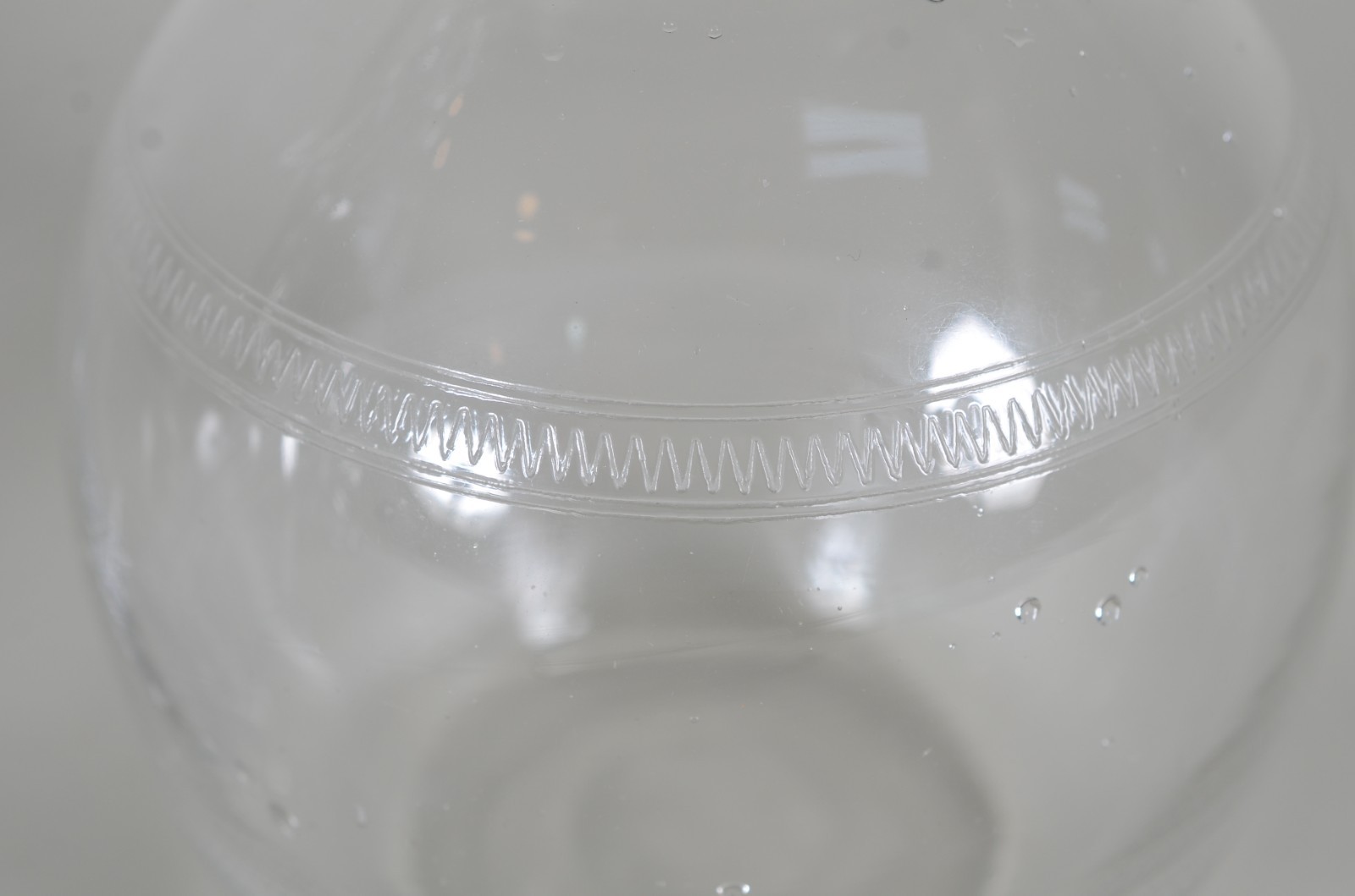 Três garrafas de cristal em diversos modelos. - foto 6 de 8