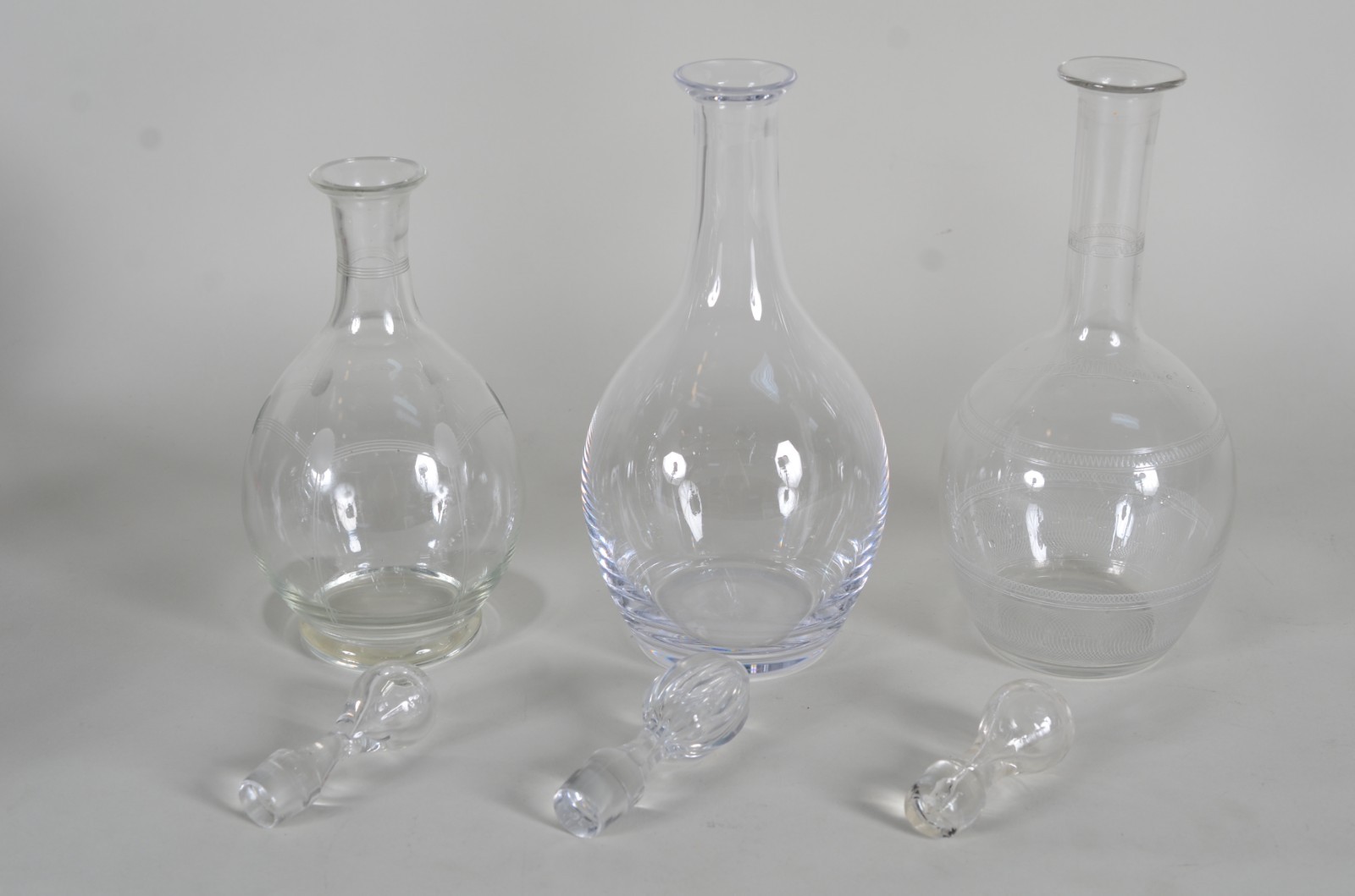 Três garrafas de cristal em diversos modelos. - foto 7 de 8