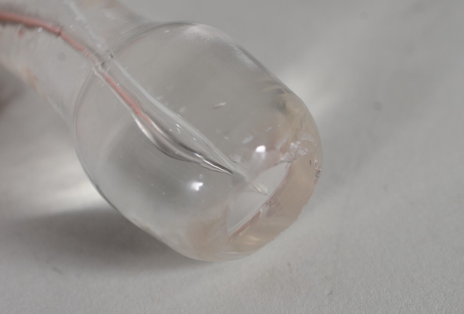 Três garrafas de cristal em diversos modelos. - foto 8 de 8