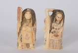 NETSUKE,  - Dois netsukes de marfim, personagens do teatro Kabuki.