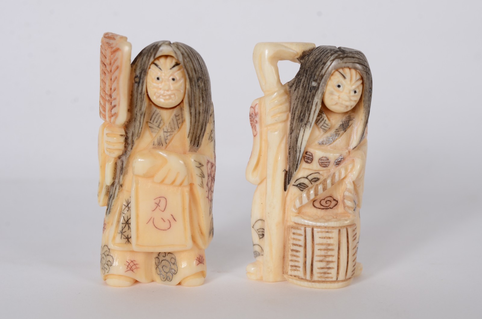 Dois netsukes de marfim, personagens do teatro Kabuki. - foto 4 de 9