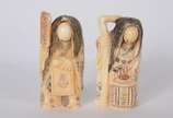 NETSUKE,  - Dois netsukes de marfim, personagens do teatro Kabuki.
