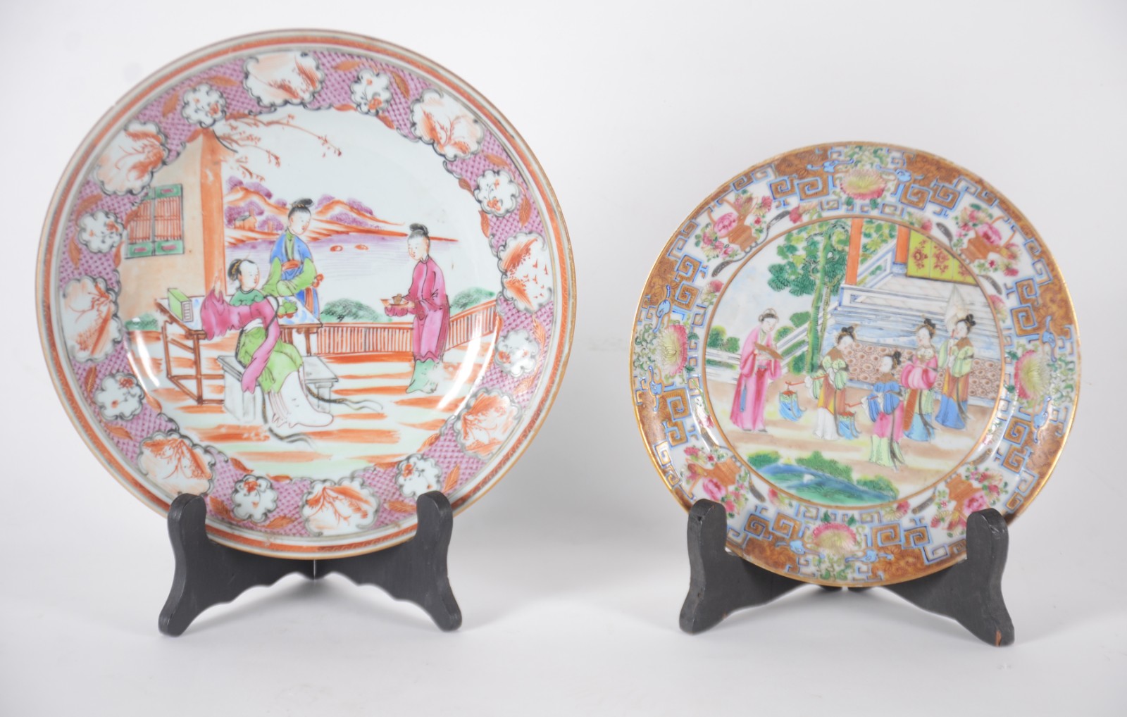 Dois antigos pratos de porcelana chinesa decorados com figuras em... - foto 1 de 6