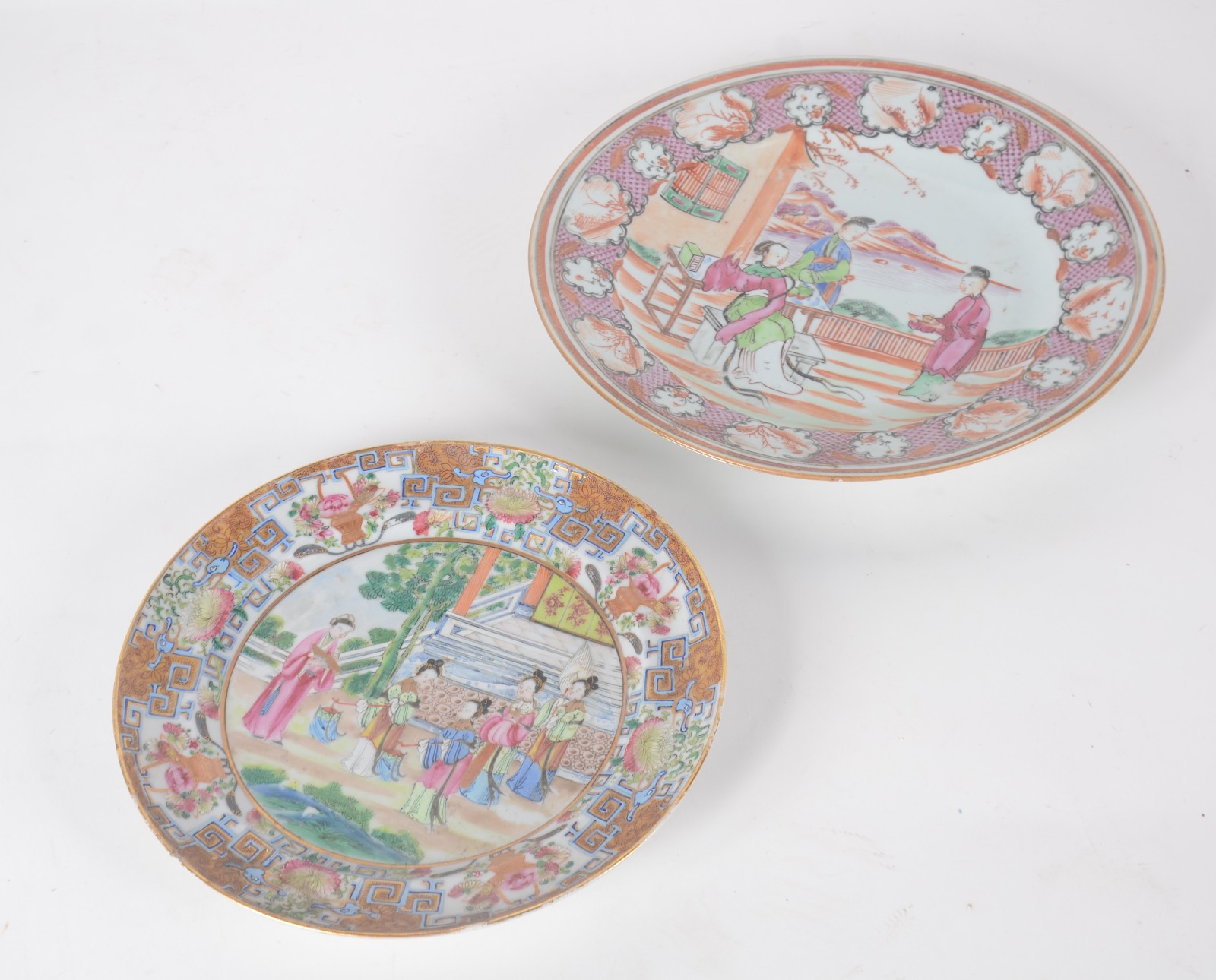 Dois antigos pratos de porcelana chinesa decorados com figuras em... - foto 2 de 6