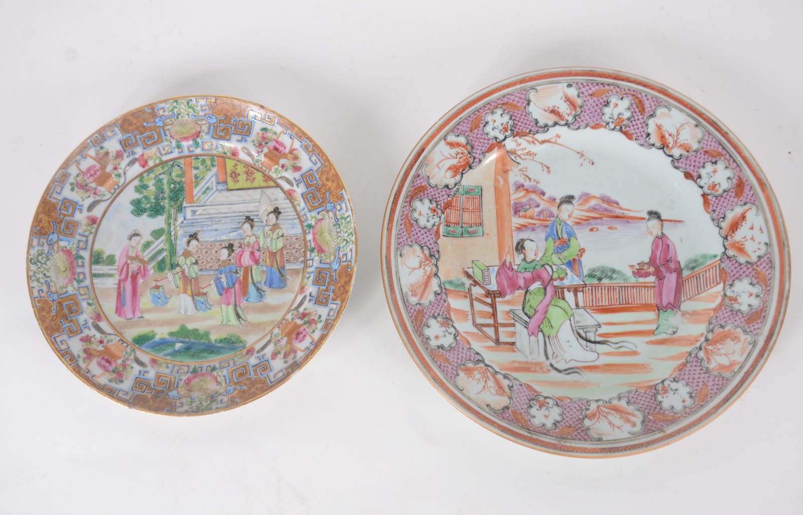 Dois antigos pratos de porcelana chinesa decorados com figuras em... - foto 3 de 6