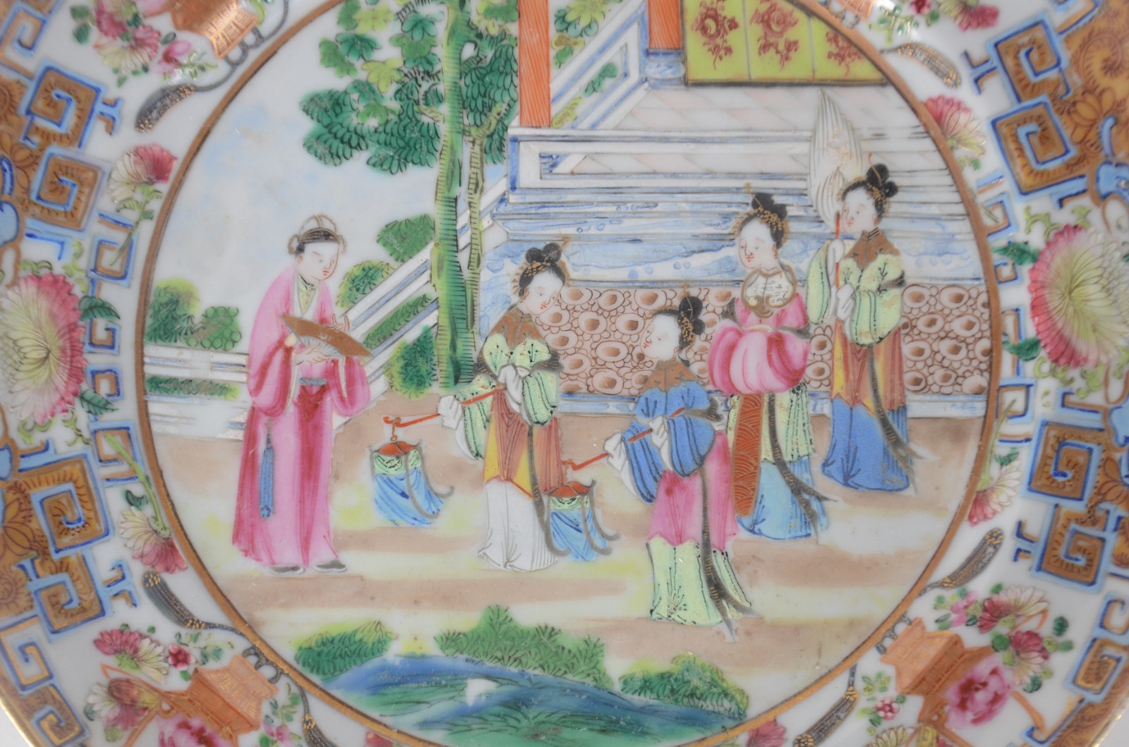 Dois antigos pratos de porcelana chinesa decorados com figuras em... - foto 4 de 6