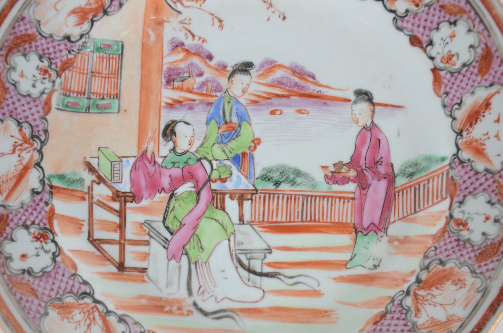 Dois antigos pratos de porcelana chinesa decorados com figuras em... - foto 5 de 6