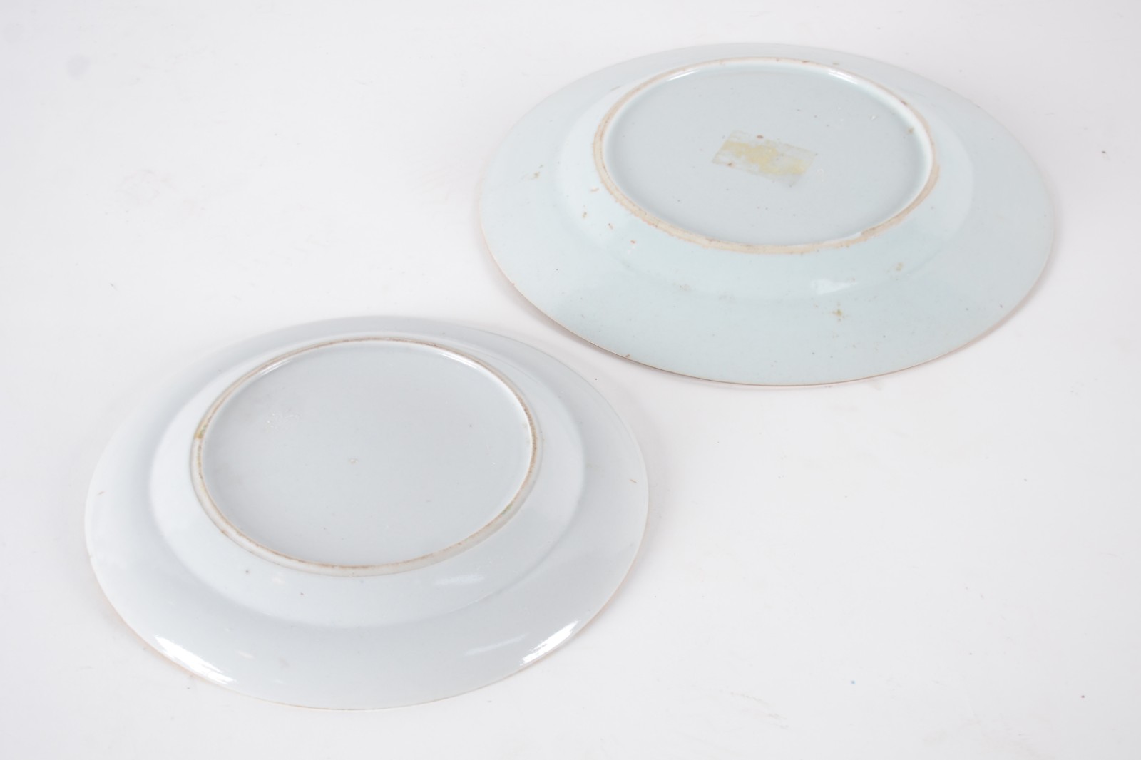 Dois antigos pratos de porcelana chinesa decorados com figuras em... - foto 6 de 6