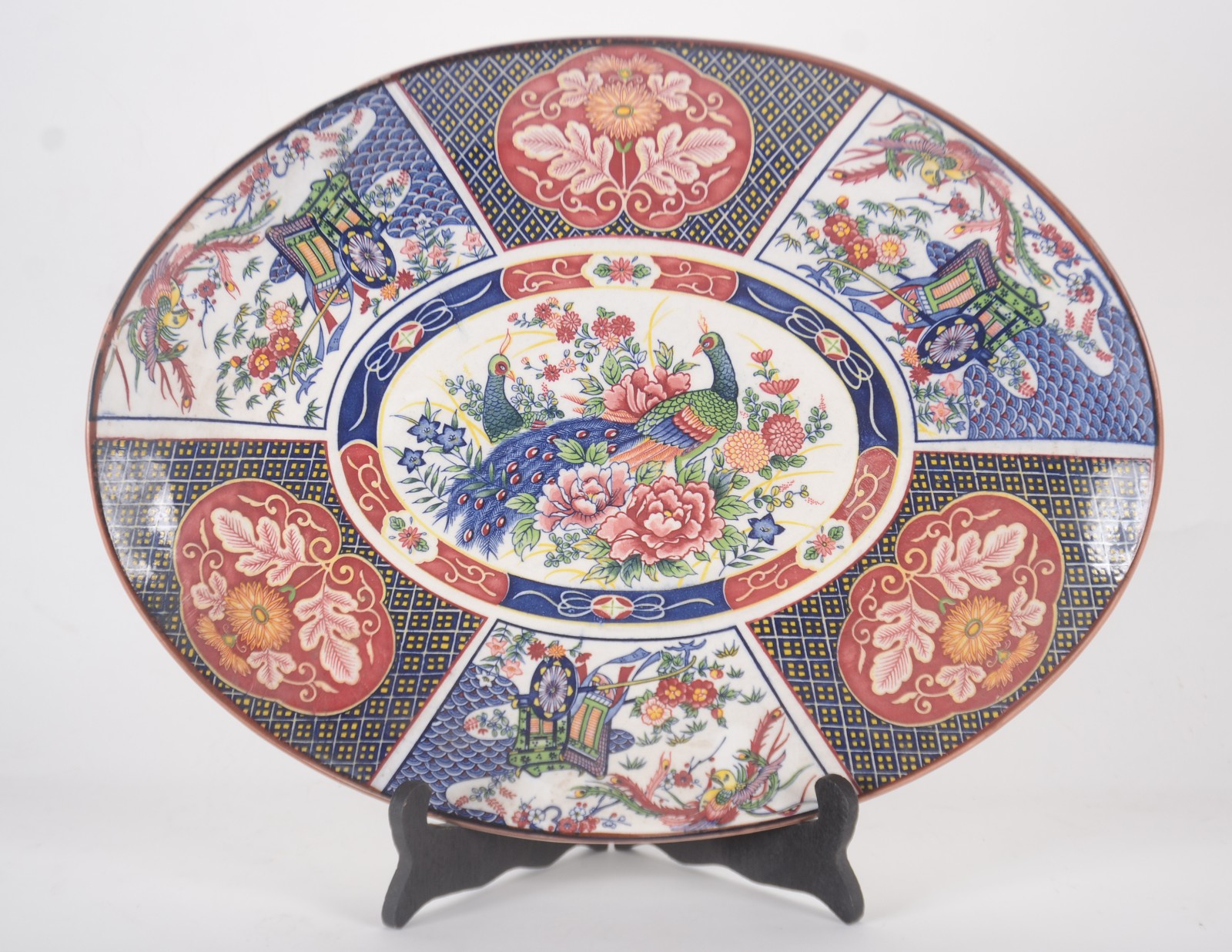 Travessa oval de faiança oriental decorada ao gosto Imari com figuras... - foto 1 de 8
