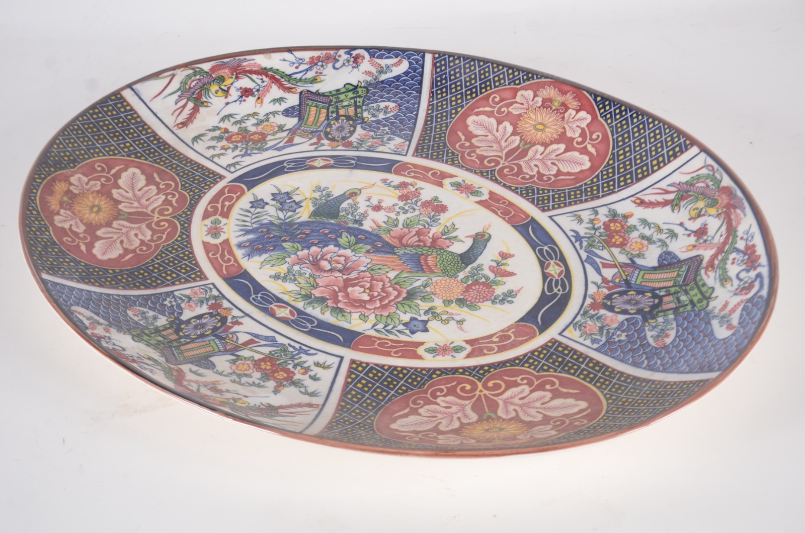 Travessa oval de faiança oriental decorada ao gosto Imari com figuras... - foto 2 de 8