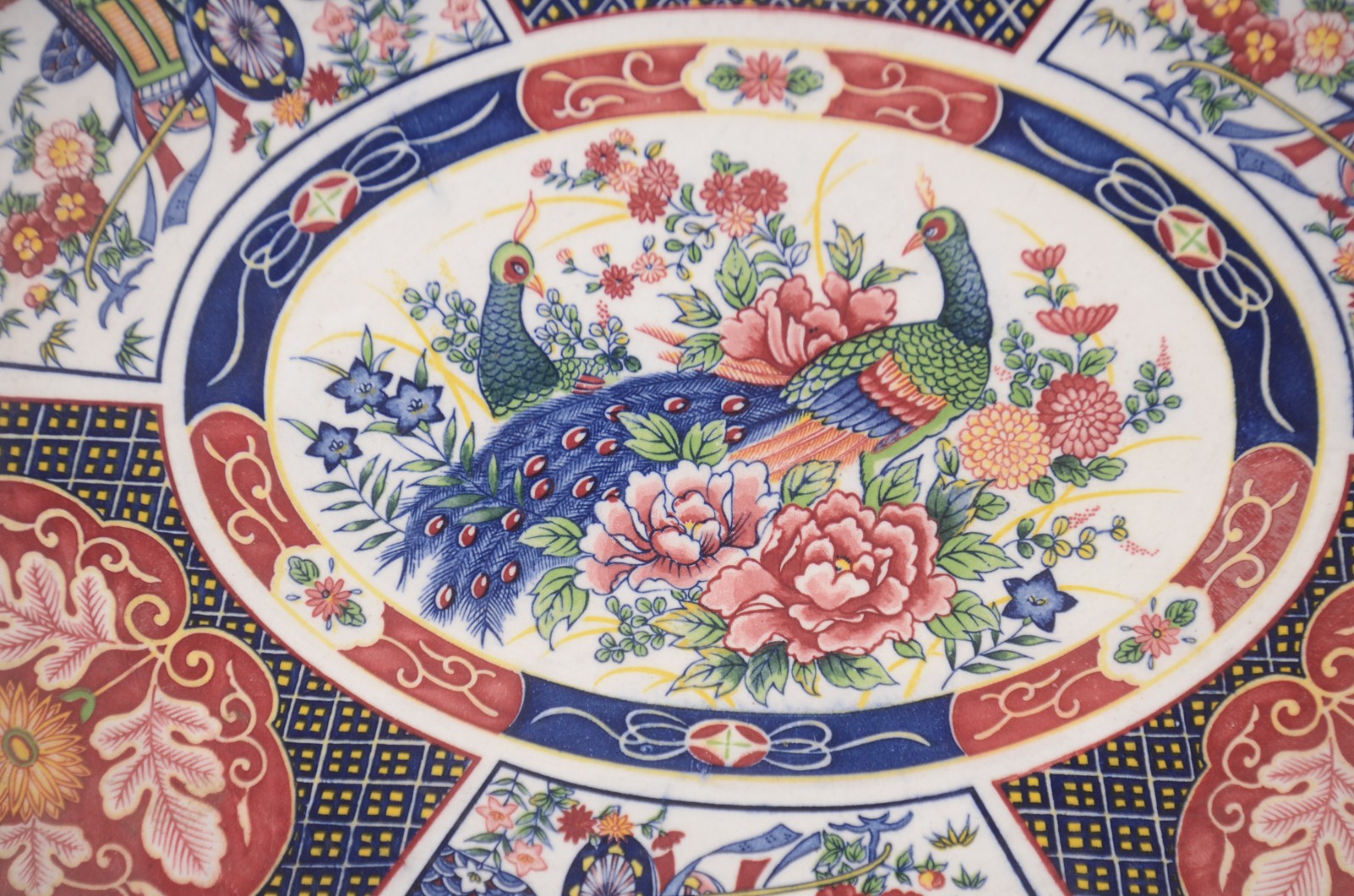 Travessa oval de faiança oriental decorada ao gosto Imari com figuras... - foto 5 de 8