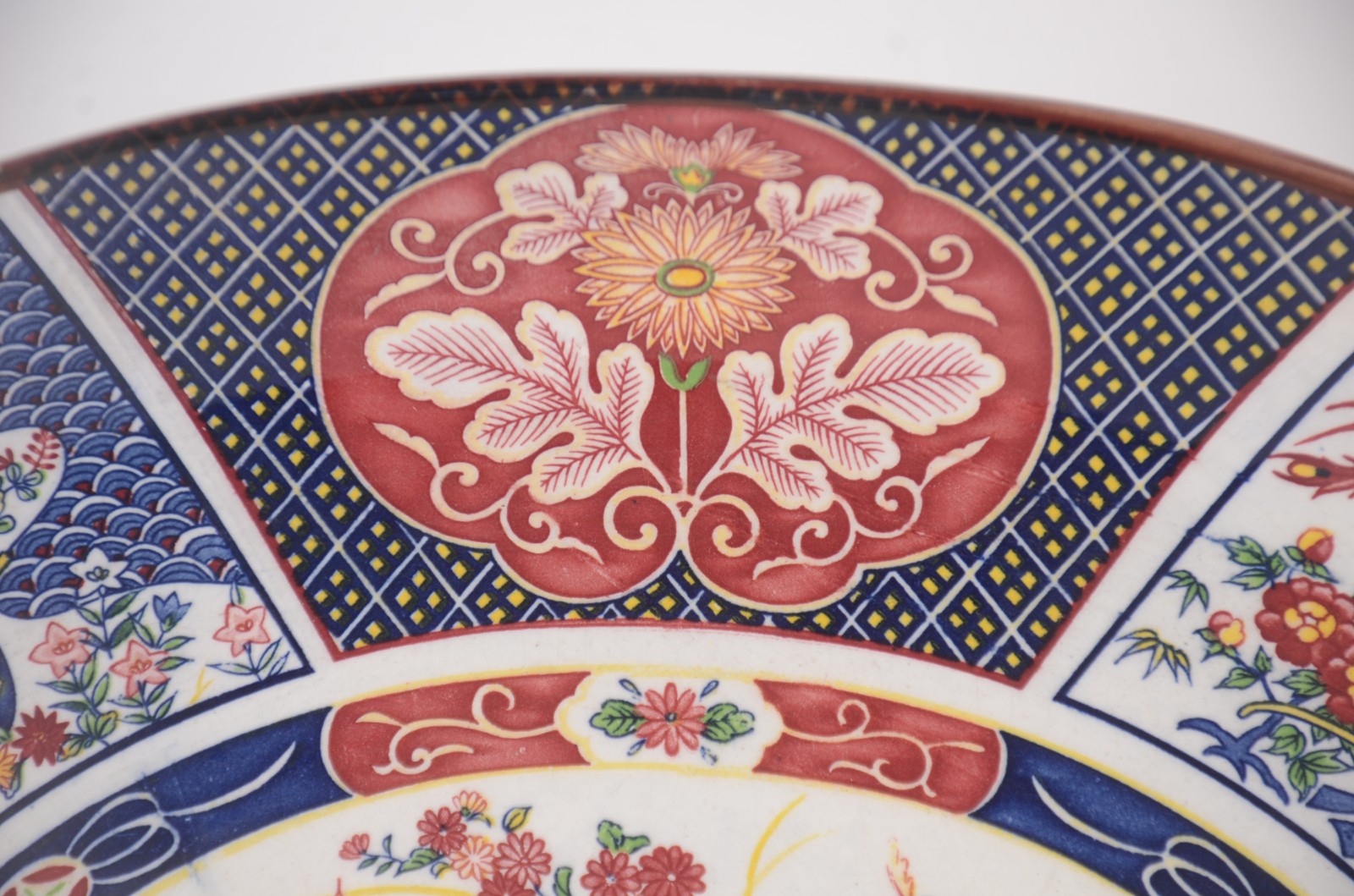 Travessa oval de faiança oriental decorada ao gosto Imari com figuras... - foto 6 de 8
