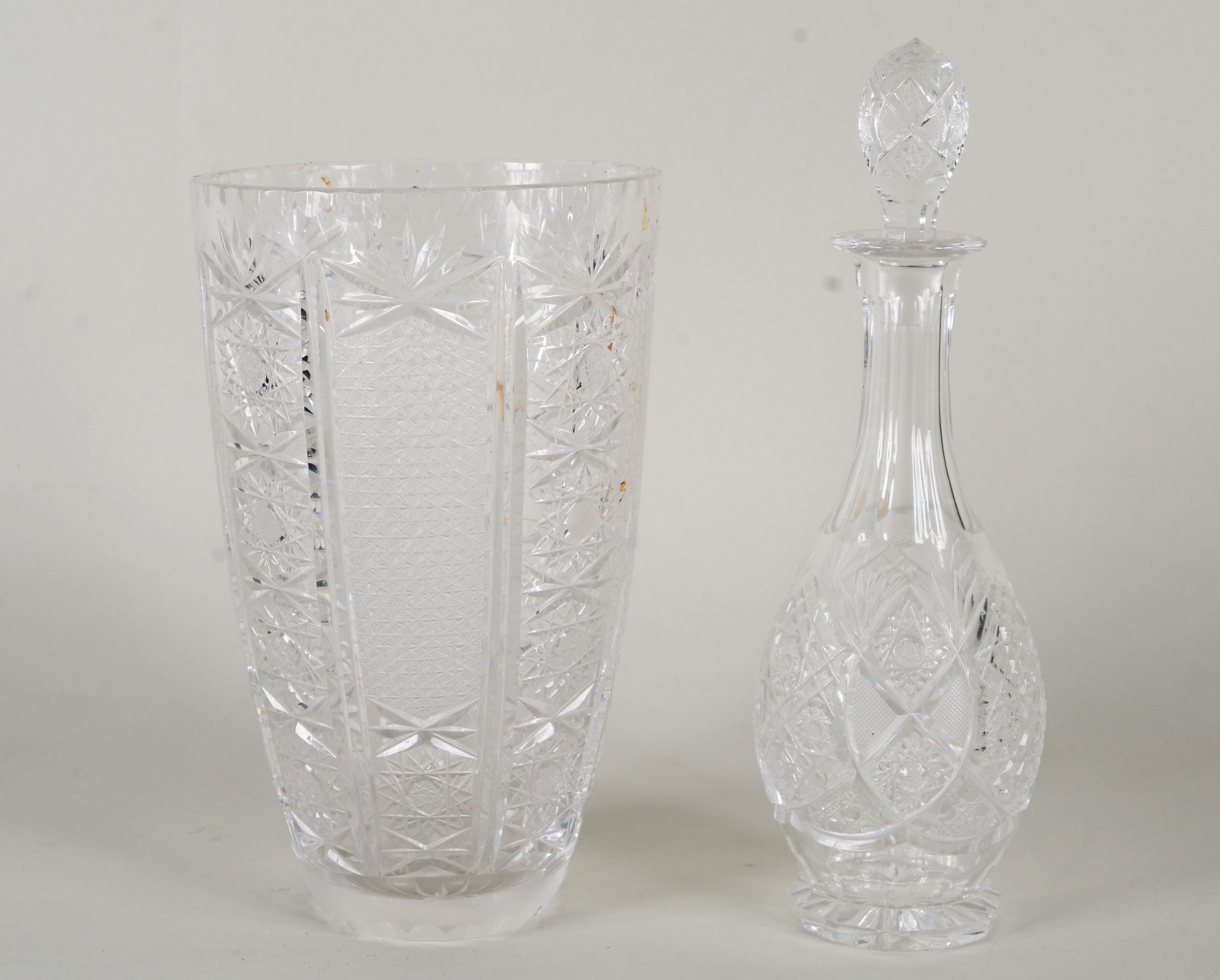 Duas peças de cristal tcheco lapidado sendo: Vaso e garrafa. - foto 1 de 8