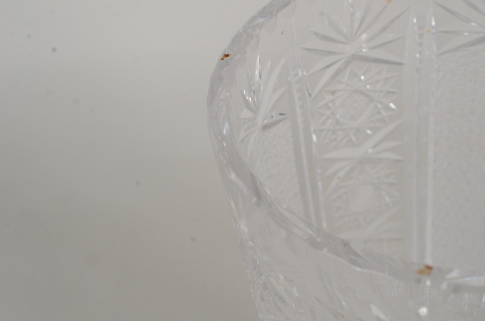 Duas peças de cristal tcheco lapidado sendo: Vaso e garrafa. - foto 3 de 8