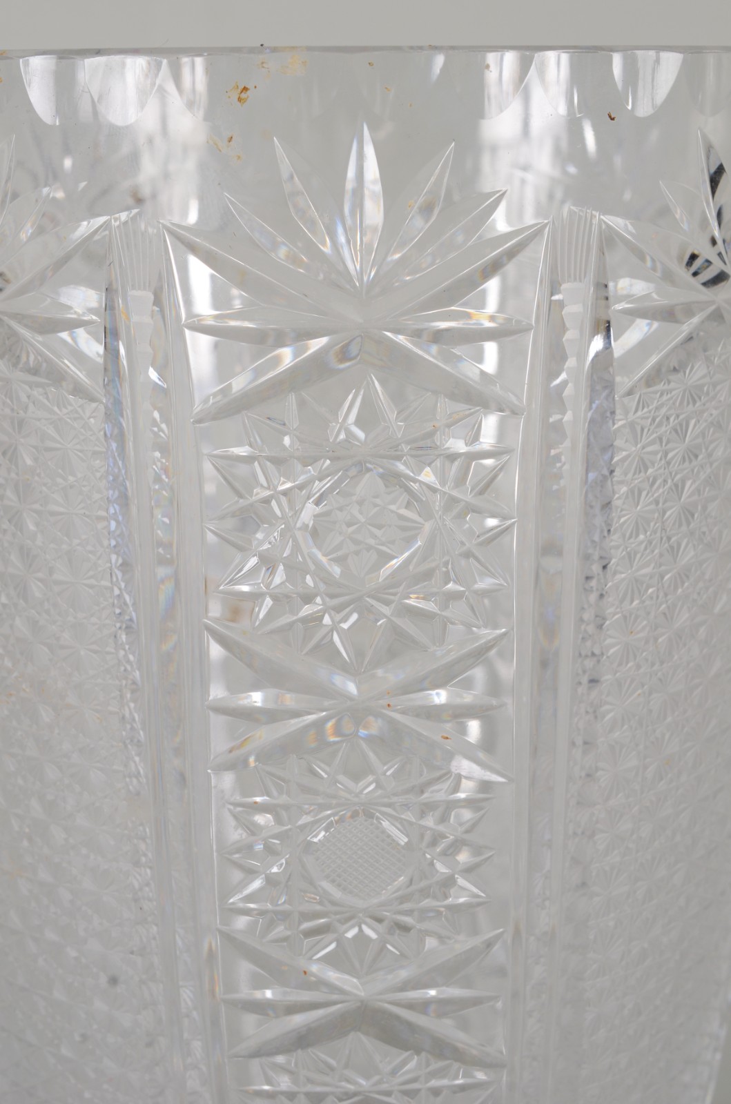 Duas peças de cristal tcheco lapidado sendo: Vaso e garrafa. - foto 4 de 8