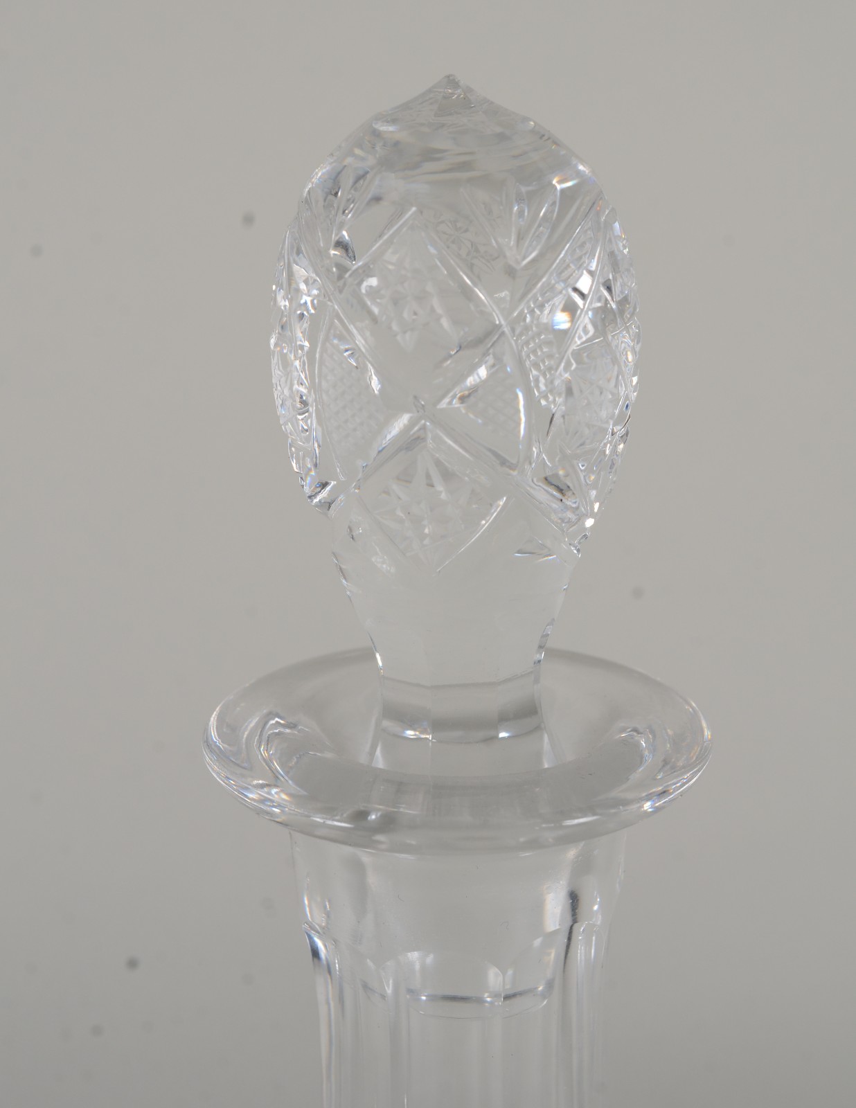 Duas peças de cristal tcheco lapidado sendo: Vaso e garrafa. - foto 6 de 8