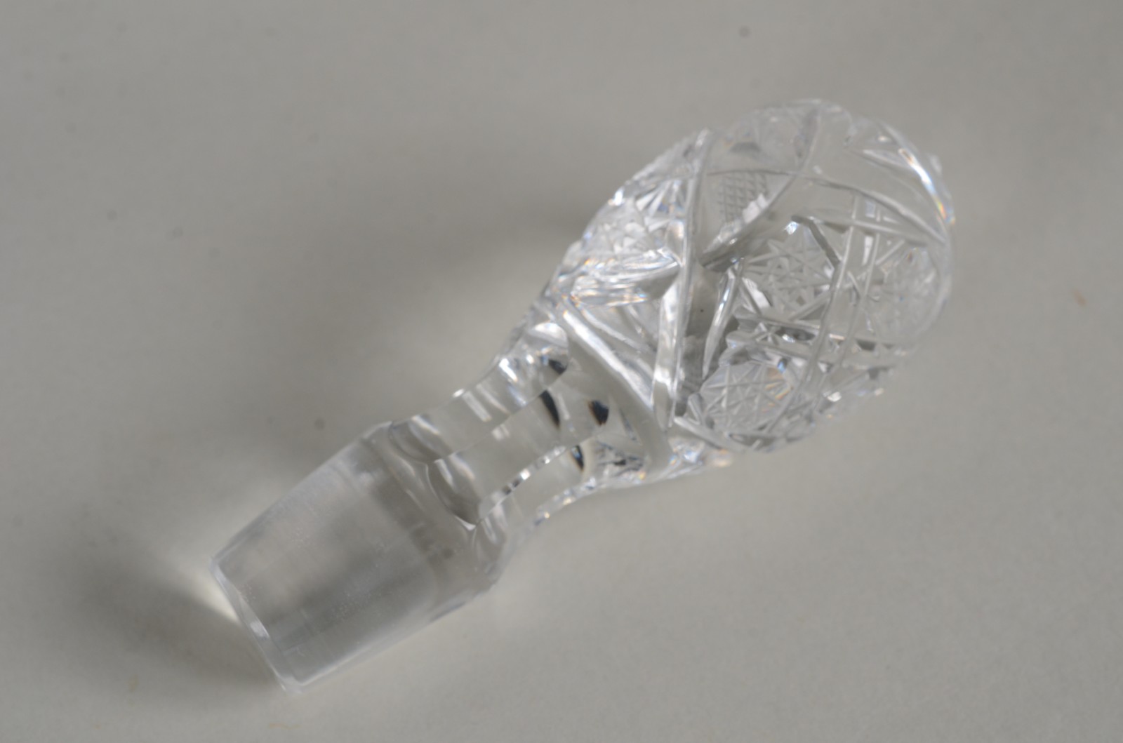 Duas peças de cristal tcheco lapidado sendo: Vaso e garrafa. - foto 7 de 8