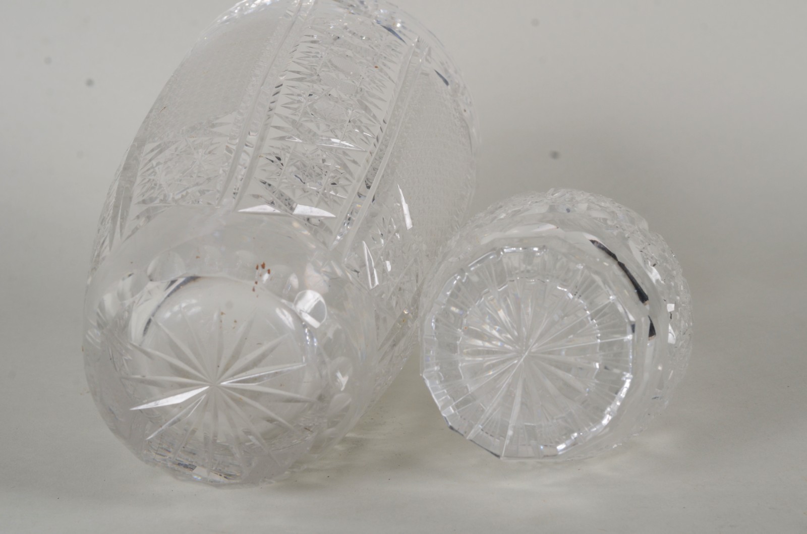 Duas peças de cristal tcheco lapidado sendo: Vaso e garrafa. - foto 8 de 8