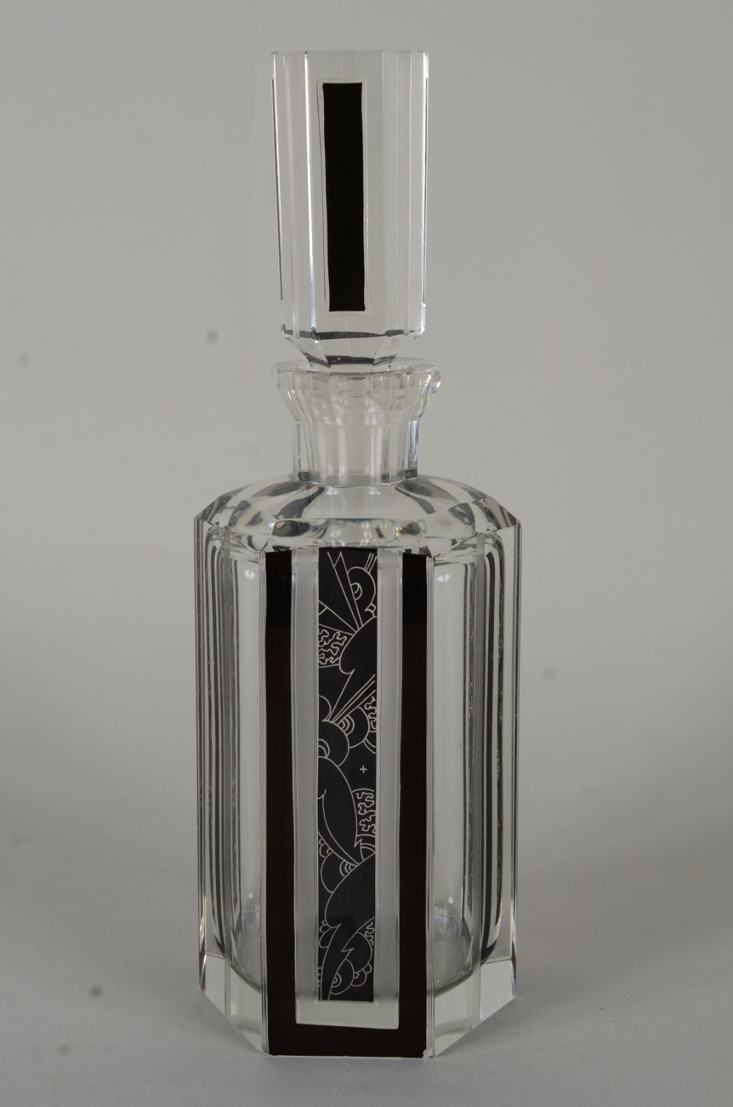 Licoreira Art Deco de cristal europeu facetado, detalhes com frisos... - foto 1 de 10