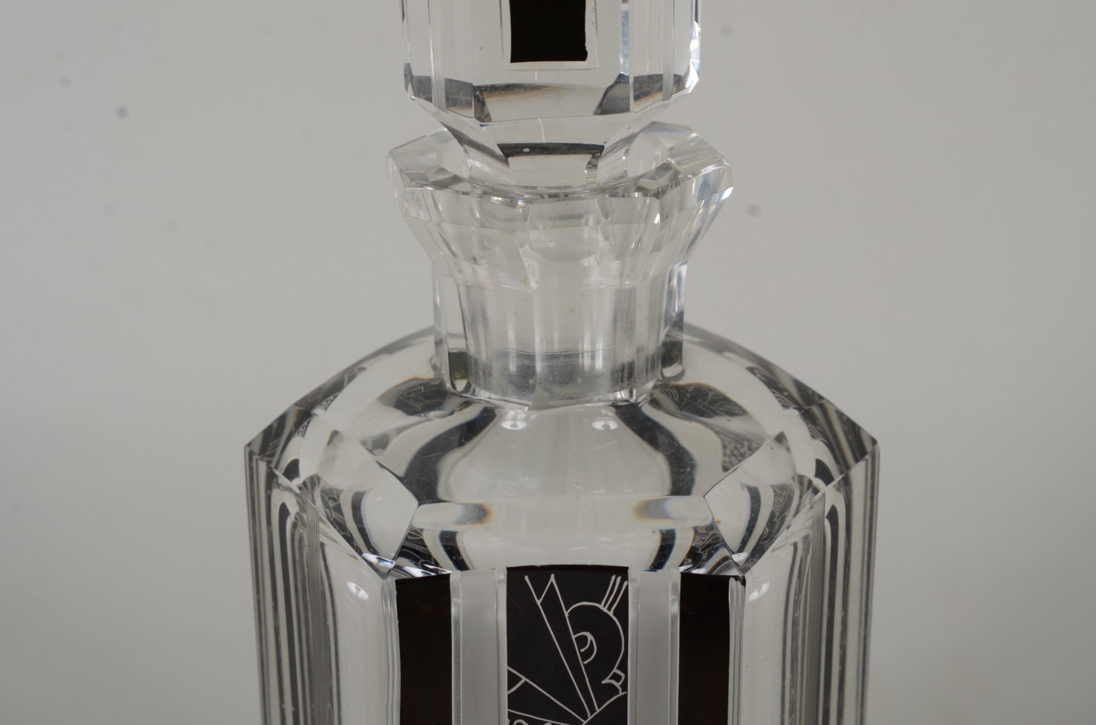 Licoreira Art Deco de cristal europeu facetado, detalhes com frisos... - foto 4 de 10