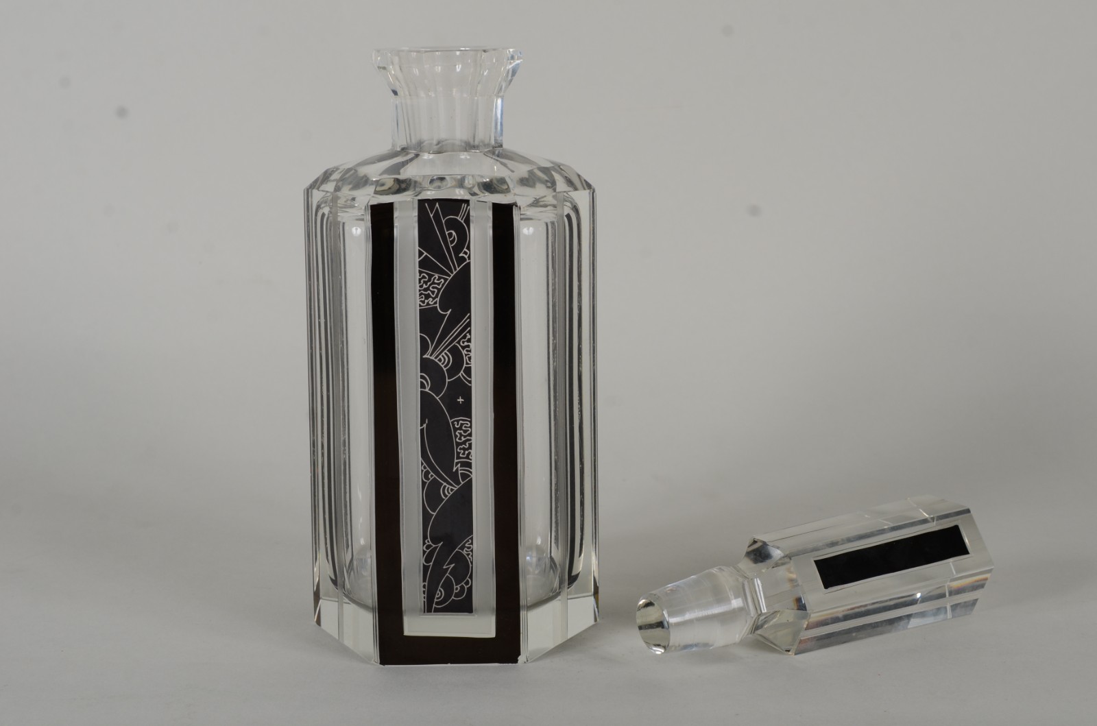 Licoreira Art Deco de cristal europeu facetado, detalhes com frisos... - foto 5 de 10