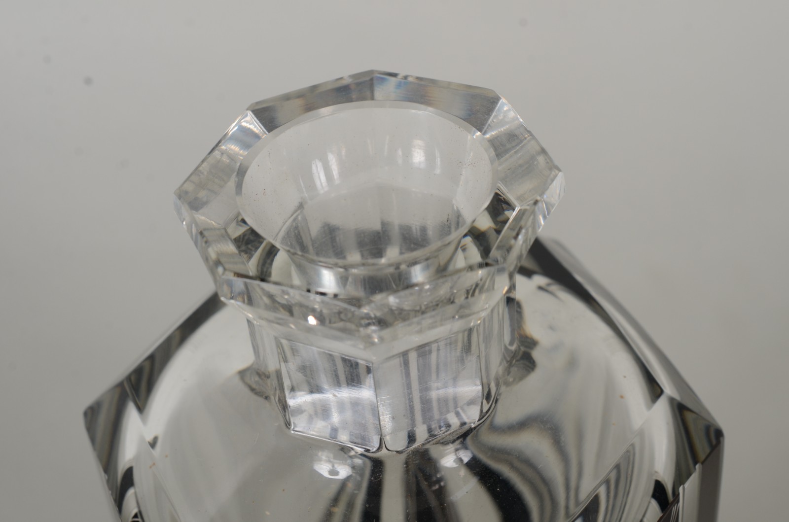 Licoreira Art Deco de cristal europeu facetado, detalhes com frisos... - foto 6 de 10