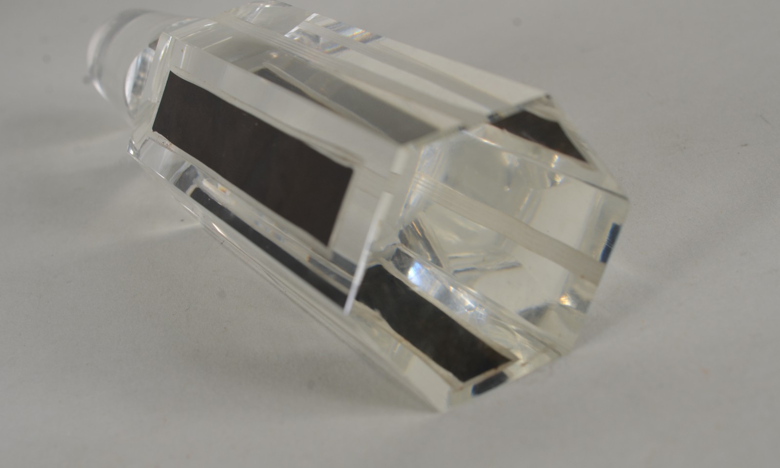 Licoreira Art Deco de cristal europeu facetado, detalhes com frisos... - foto 9 de 10