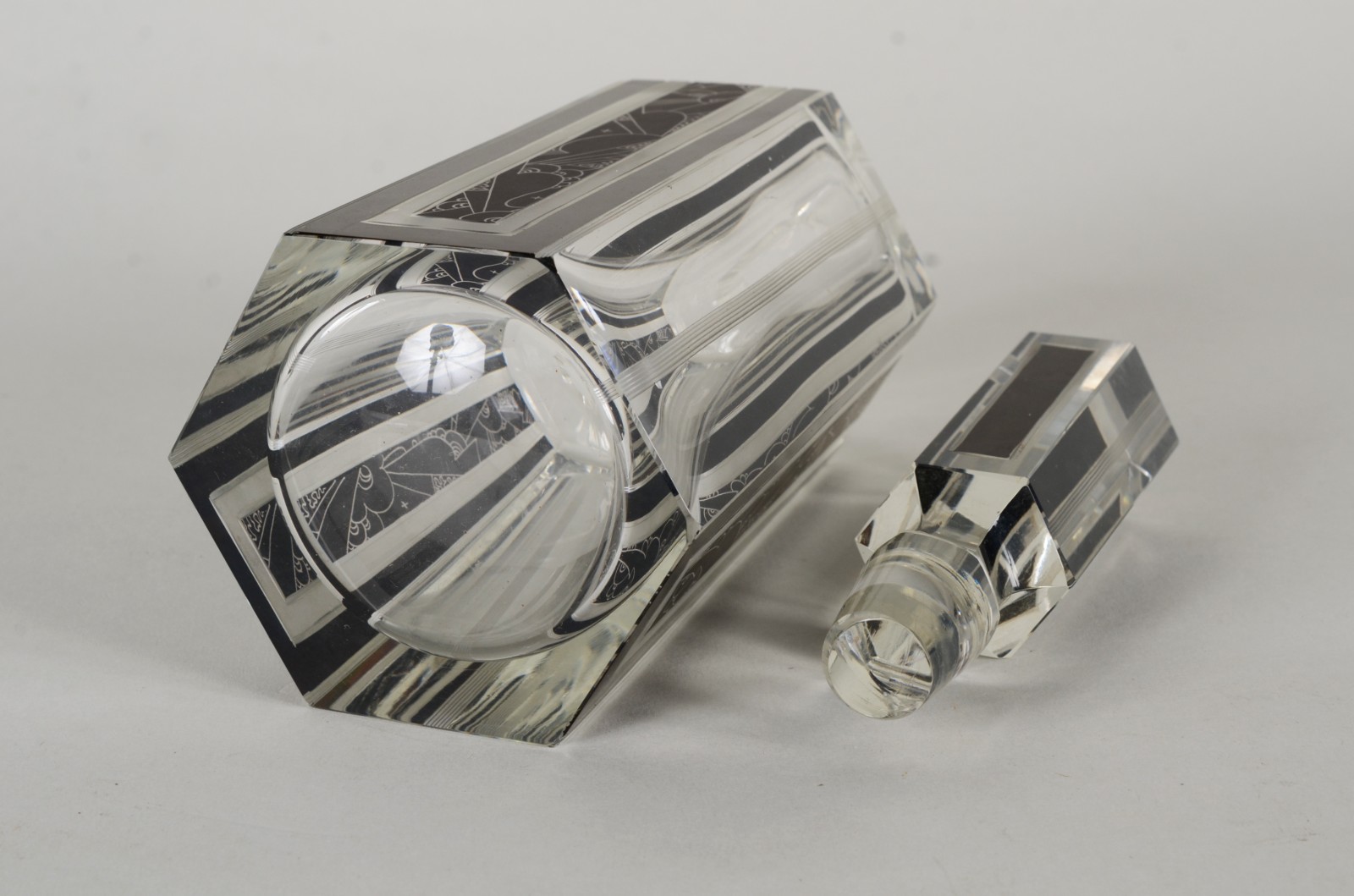 Licoreira Art Deco de cristal europeu facetado, detalhes com frisos... - foto 10 de 10