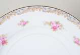 Serviço de porcelana japonesa RC, branca com gu... - Serviço de porcelana japonesa RC, branca com guirlandas florais em tons de rosa, composto de: 12 pratos rasos, 12 pratos fundos, 12 pratos para ...