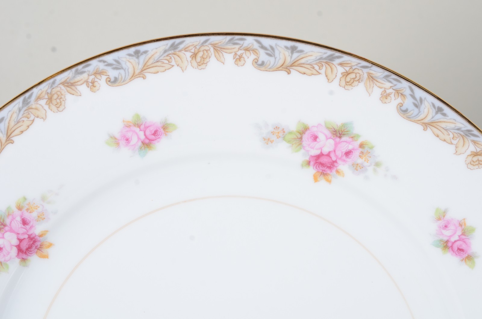 Serviço de porcelana japonesa RC, branca com guirlandas florais em... - foto 2 de 8