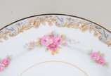 Serviço de porcelana japonesa RC, branca com gu... - Serviço de porcelana japonesa RC, branca com guirlandas florais em tons de rosa, composto de: 12 pratos rasos, 12 pratos fundos, 12 pratos para ...