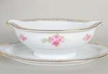 Serviço de porcelana japonesa RC, branca com gu... - Serviço de porcelana japonesa RC, branca com guirlandas florais em tons de rosa, composto de: 12 pratos rasos, 12 pratos fundos, 12 pratos para ...