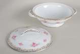 Serviço de porcelana japonesa RC, branca com gu... - Serviço de porcelana japonesa RC, branca com guirlandas florais em tons de rosa, composto de: 12 pratos rasos, 12 pratos fundos, 12 pratos para ...