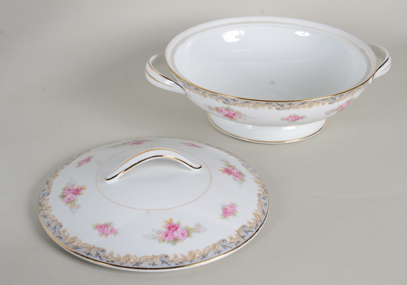 Serviço de porcelana japonesa RC, branca com guirlandas florais em... - foto 5 de 8
