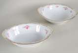 Serviço de porcelana japonesa RC, branca com gu... - Serviço de porcelana japonesa RC, branca com guirlandas florais em tons de rosa, composto de: 12 pratos rasos, 12 pratos fundos, 12 pratos para ...