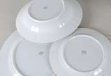 Serviço de porcelana japonesa RC, branca com gu... - Serviço de porcelana japonesa RC, branca com guirlandas florais em tons de rosa, composto de: 12 pratos rasos, 12 pratos fundos, 12 pratos para ...