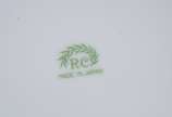 Serviço de porcelana japonesa RC, branca com gu... - Serviço de porcelana japonesa RC, branca com guirlandas florais em tons de rosa, composto de: 12 pratos rasos, 12 pratos fundos, 12 pratos para ...