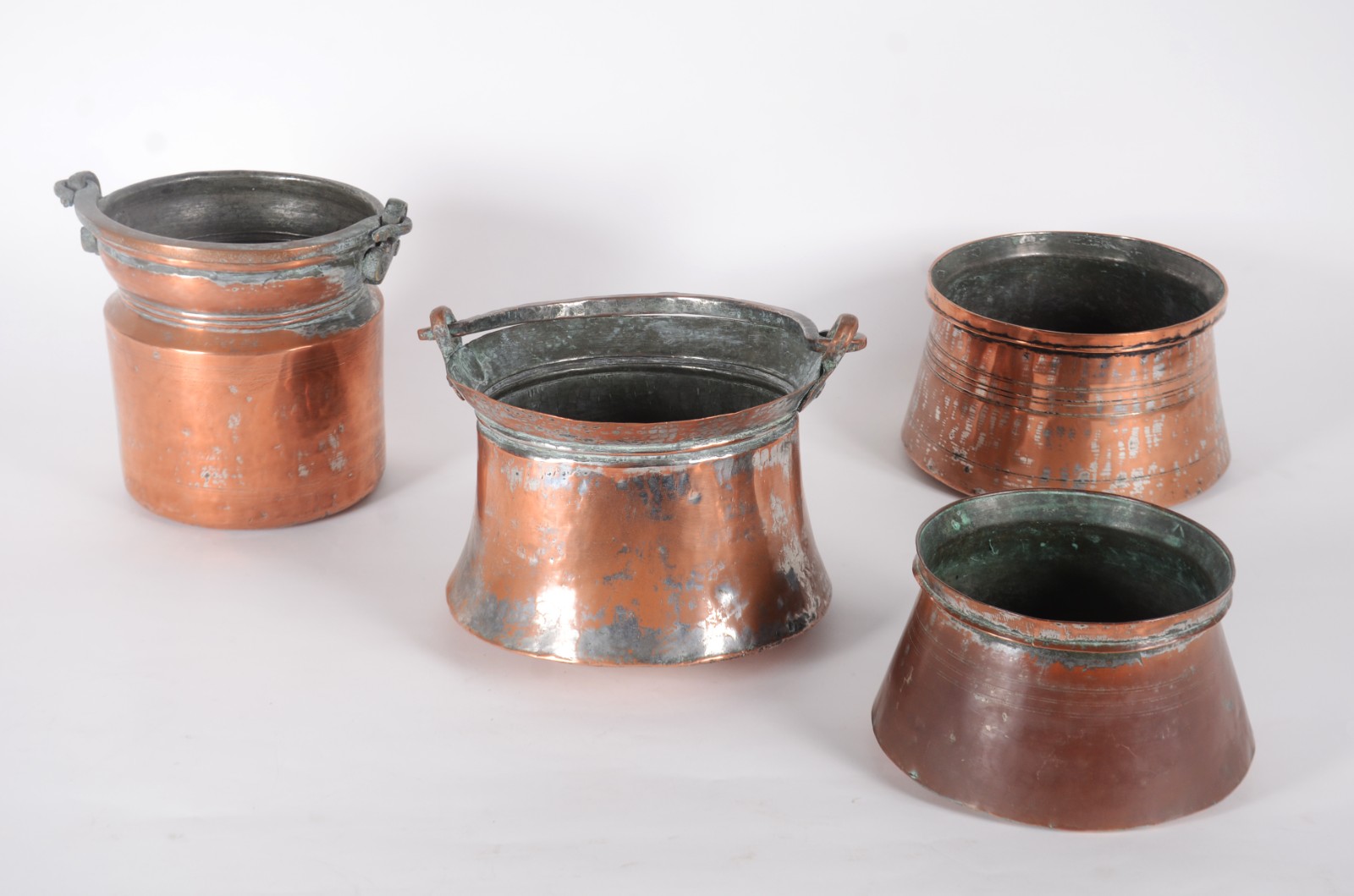 Quatro bowls de cobre turco sendo dois com alças. (com desgastes e... - foto 1 de 5